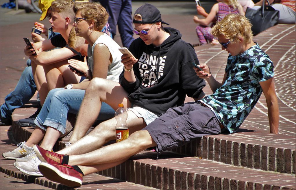What are online community apps?